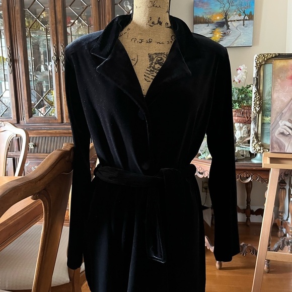 Chic Black Velvet button jacket with belt - Picture 3 of 16